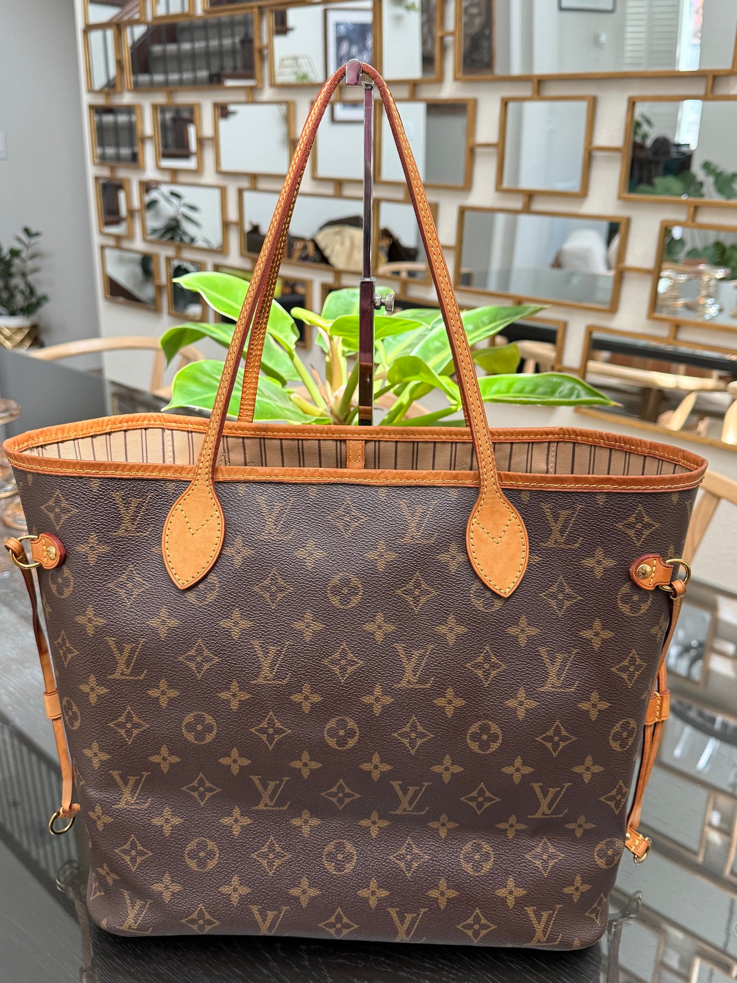Neverfull MM with Dustbag ๐
Year: 2016