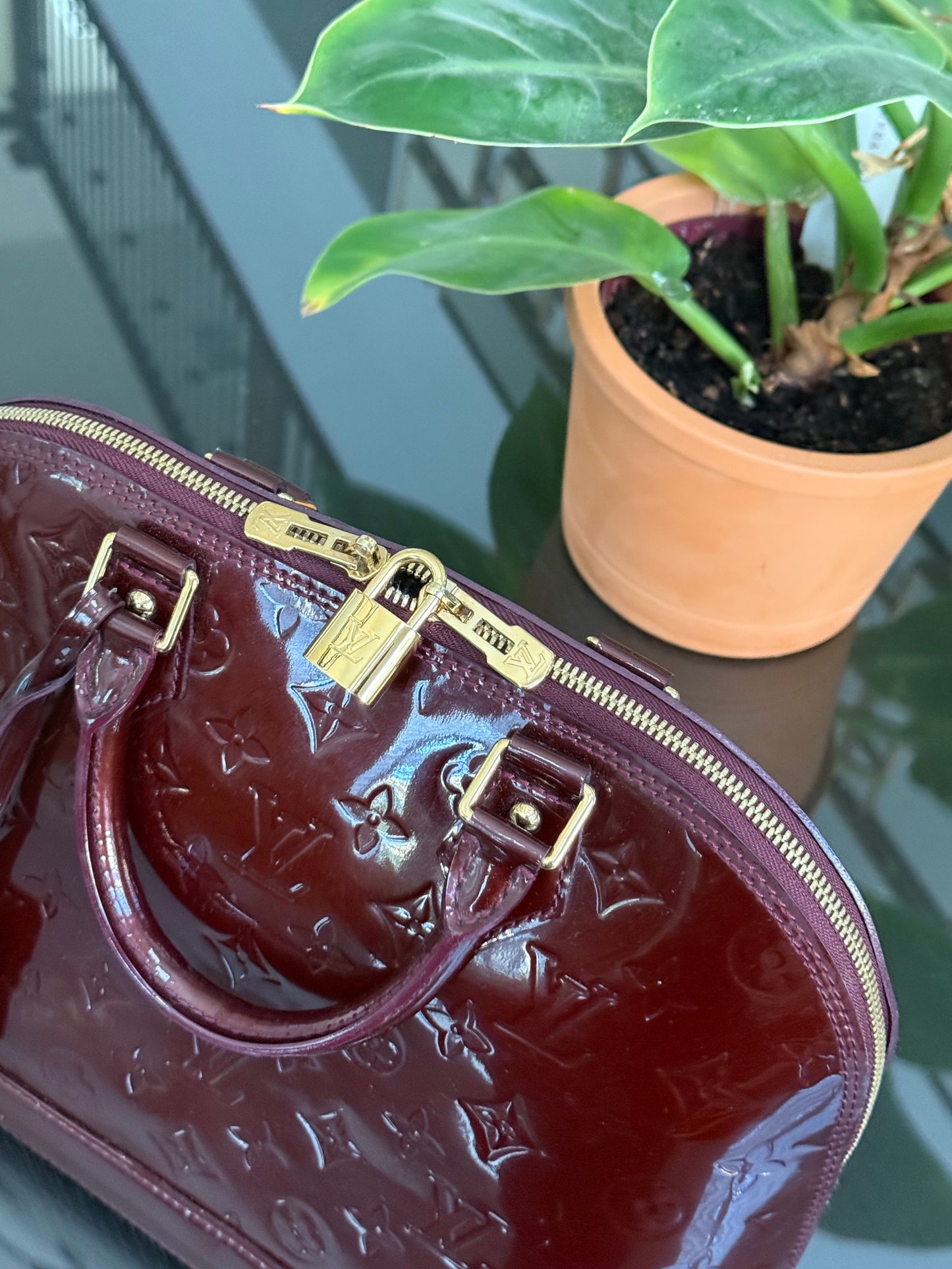 Vernis Alma PM Amarante with Lock π and key, clochette and Dustbag π