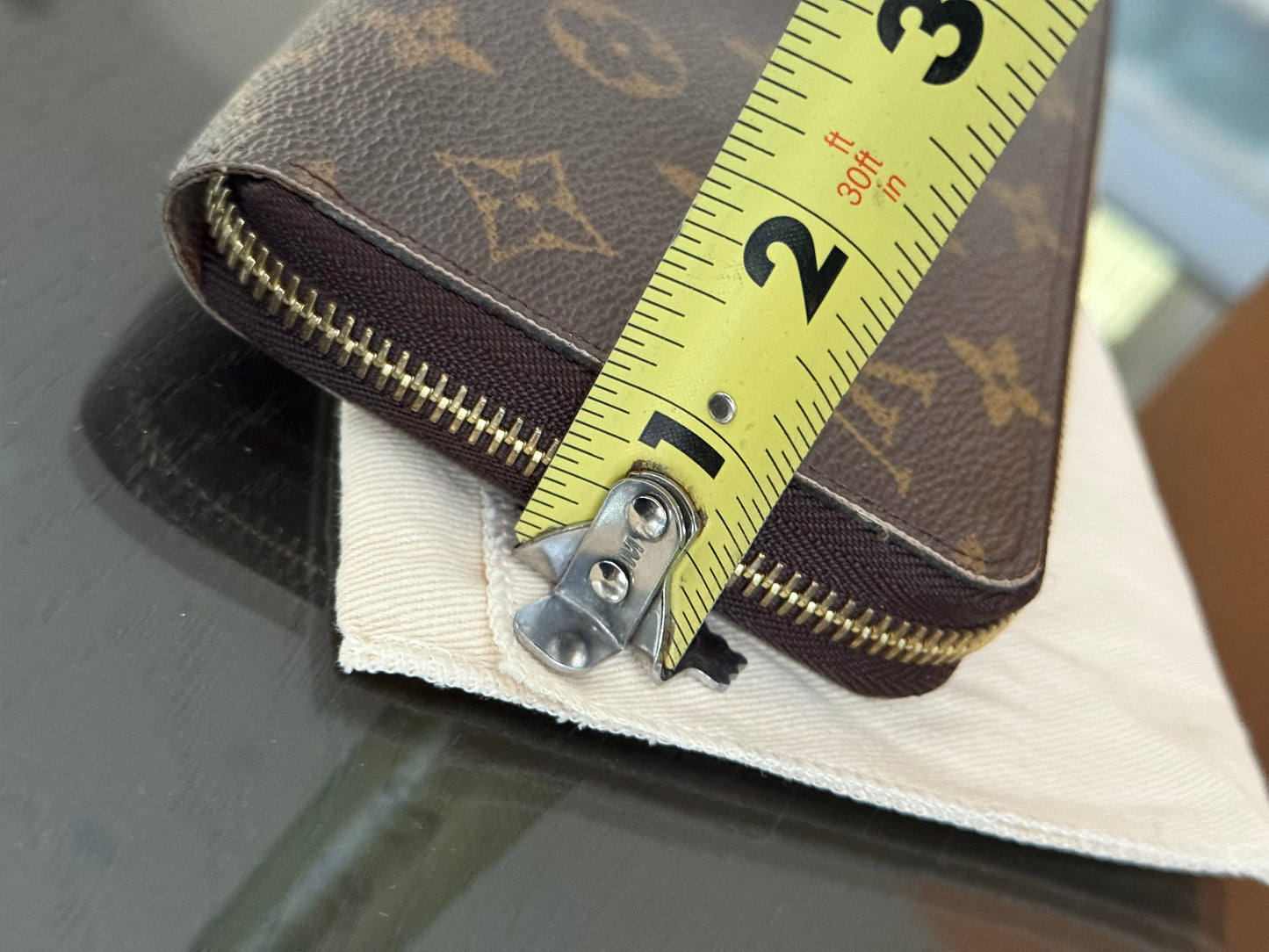 Zippy Long Wallet in Monogram with Dustbag and Box π
Year: 2009