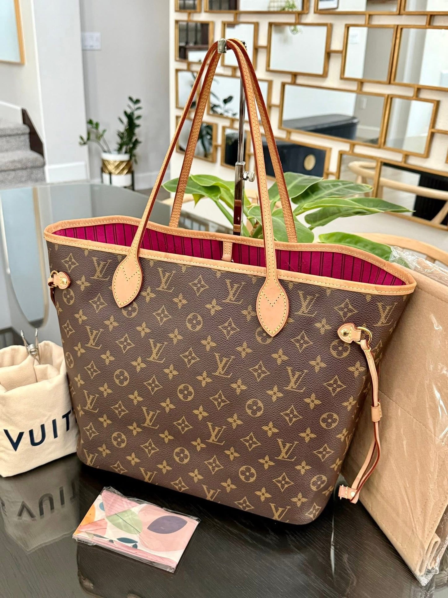 Neverfull MM Monogram in Peony with Dustbag and Insert organizer π
Year: 2020