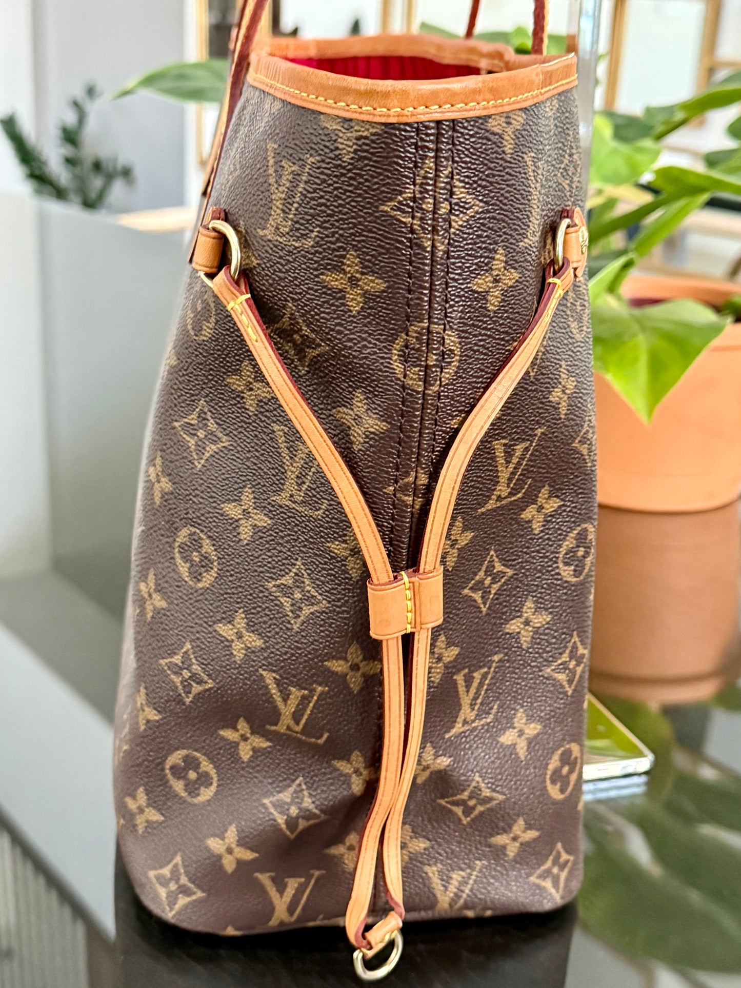 Neverfull MM in Cerise/ Red interior with Dustbag ๐
Year: 2018