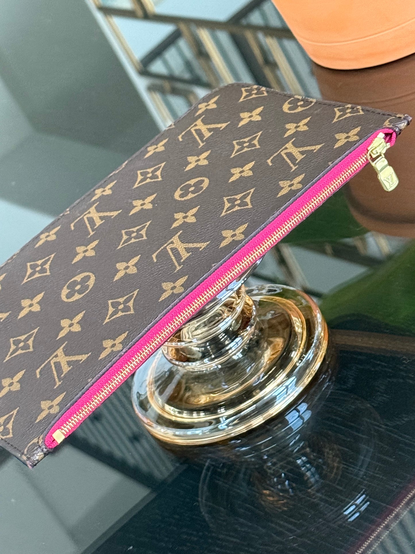 Neverfull MM Pouch in Peony interior -🗓️ Year:2019