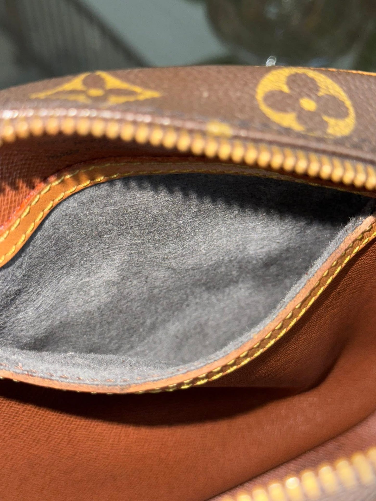 Blois Crossbody -๐๏ธ Year: 1995