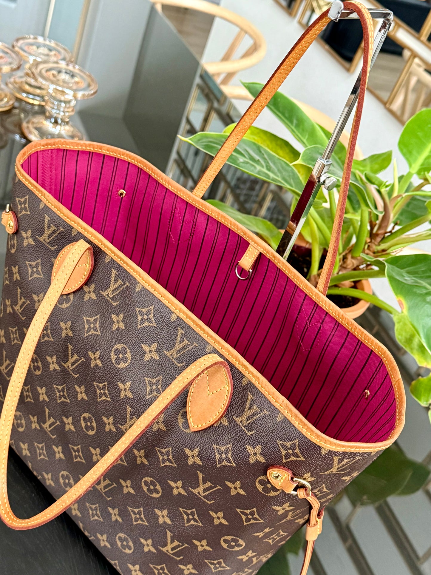 Neverfull MM in Peony interior with Dustbag ๐
Year: 2019