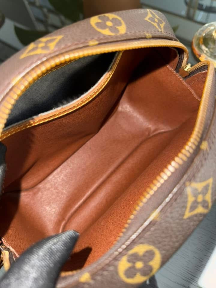 Blois Crossbody -๐๏ธ Year: 1999