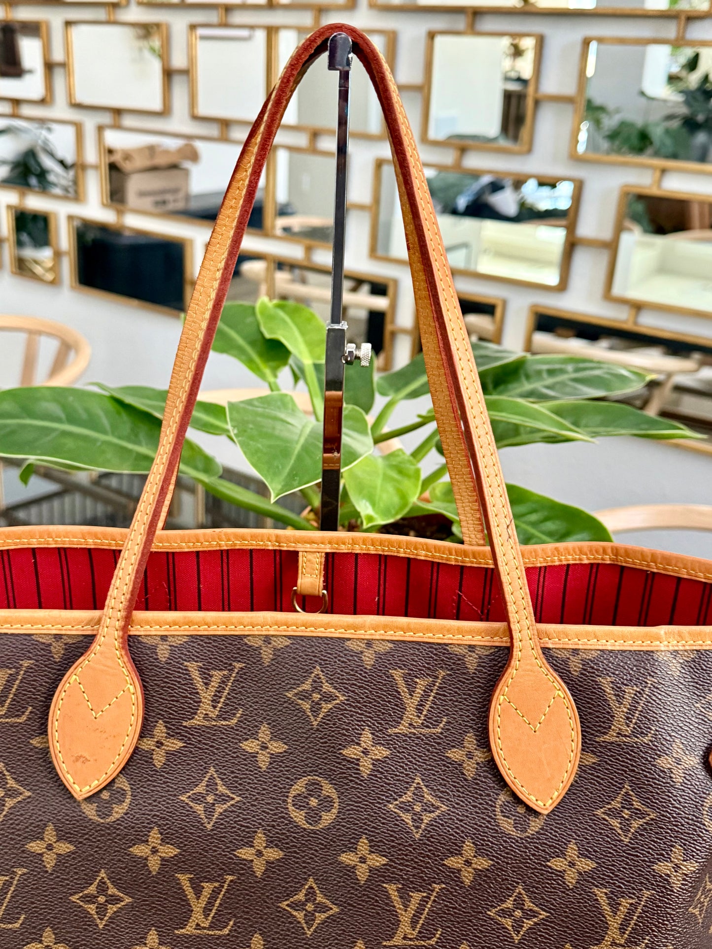 Neverfull MM in Cerise/ Red interior with Dustbag ๐
Year: 2018