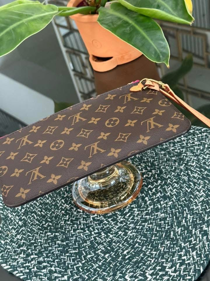 Neverfull MM/GM Pouch in Peony 🗓️ Year: 2020
