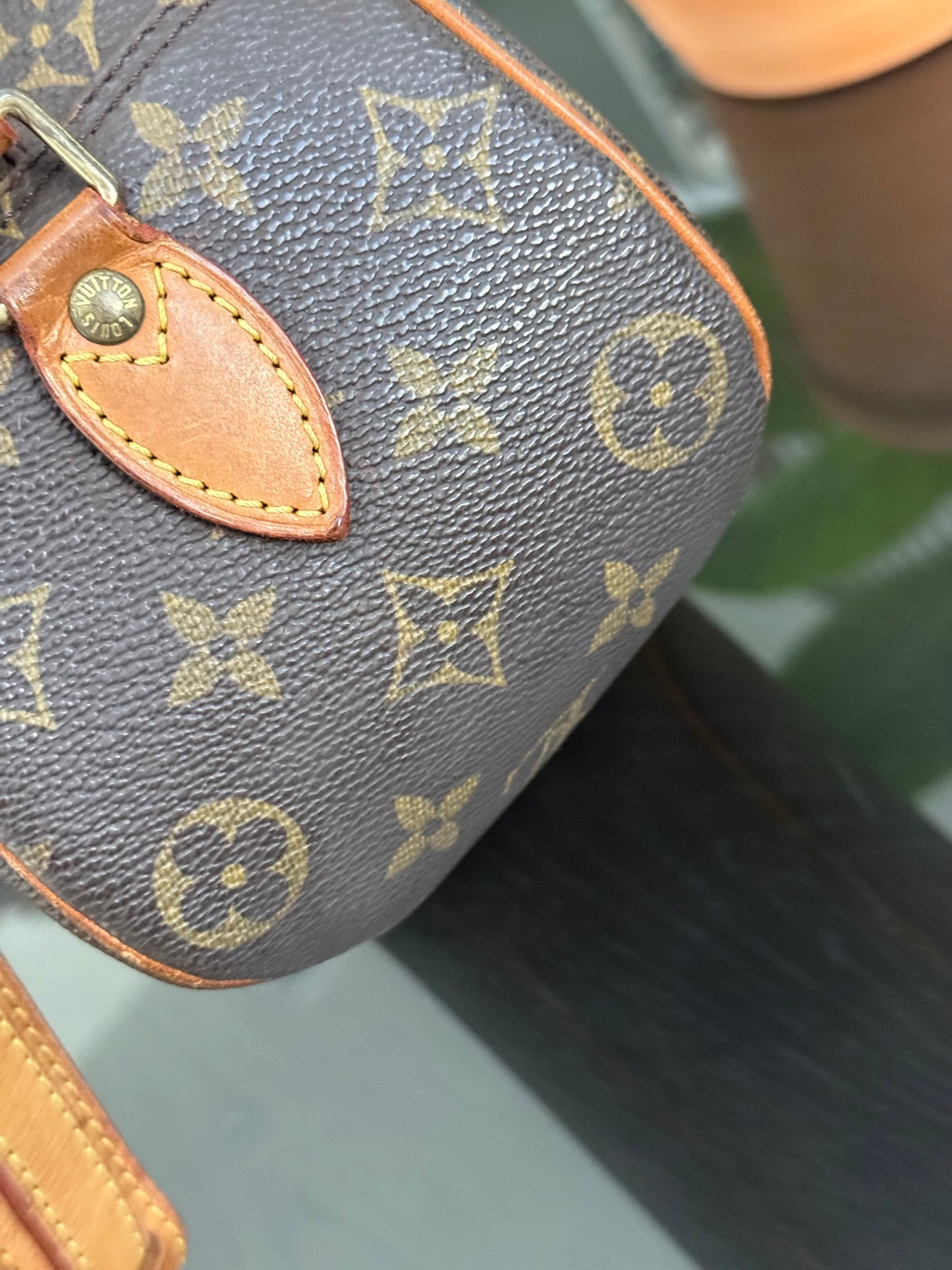 Blois Crossbody -🗓️ Year: 2002
