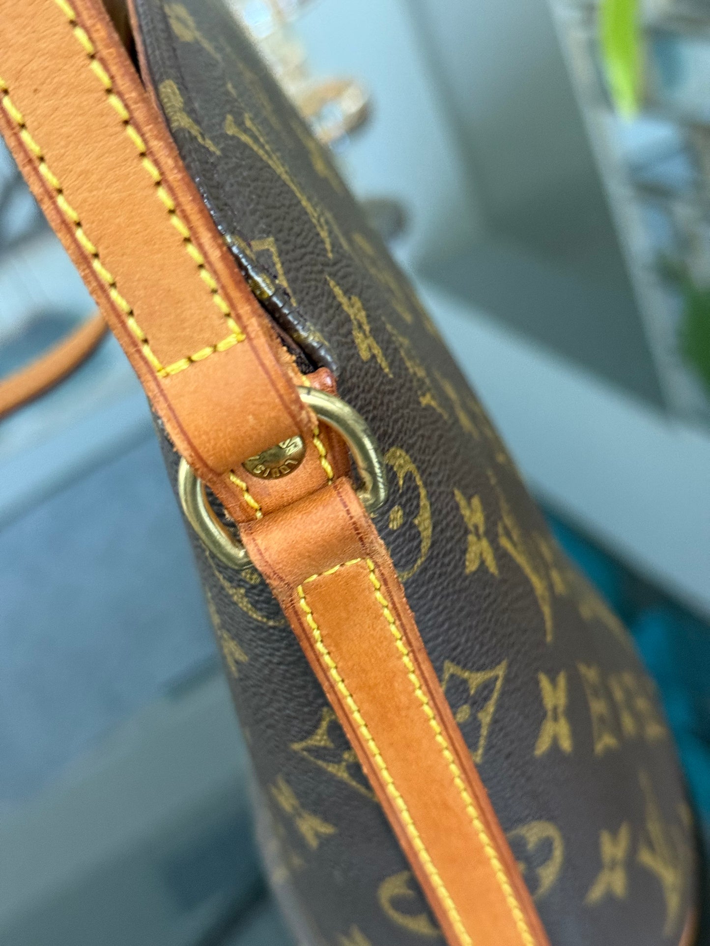 Drouot Crossbody ๐
Year: 2000