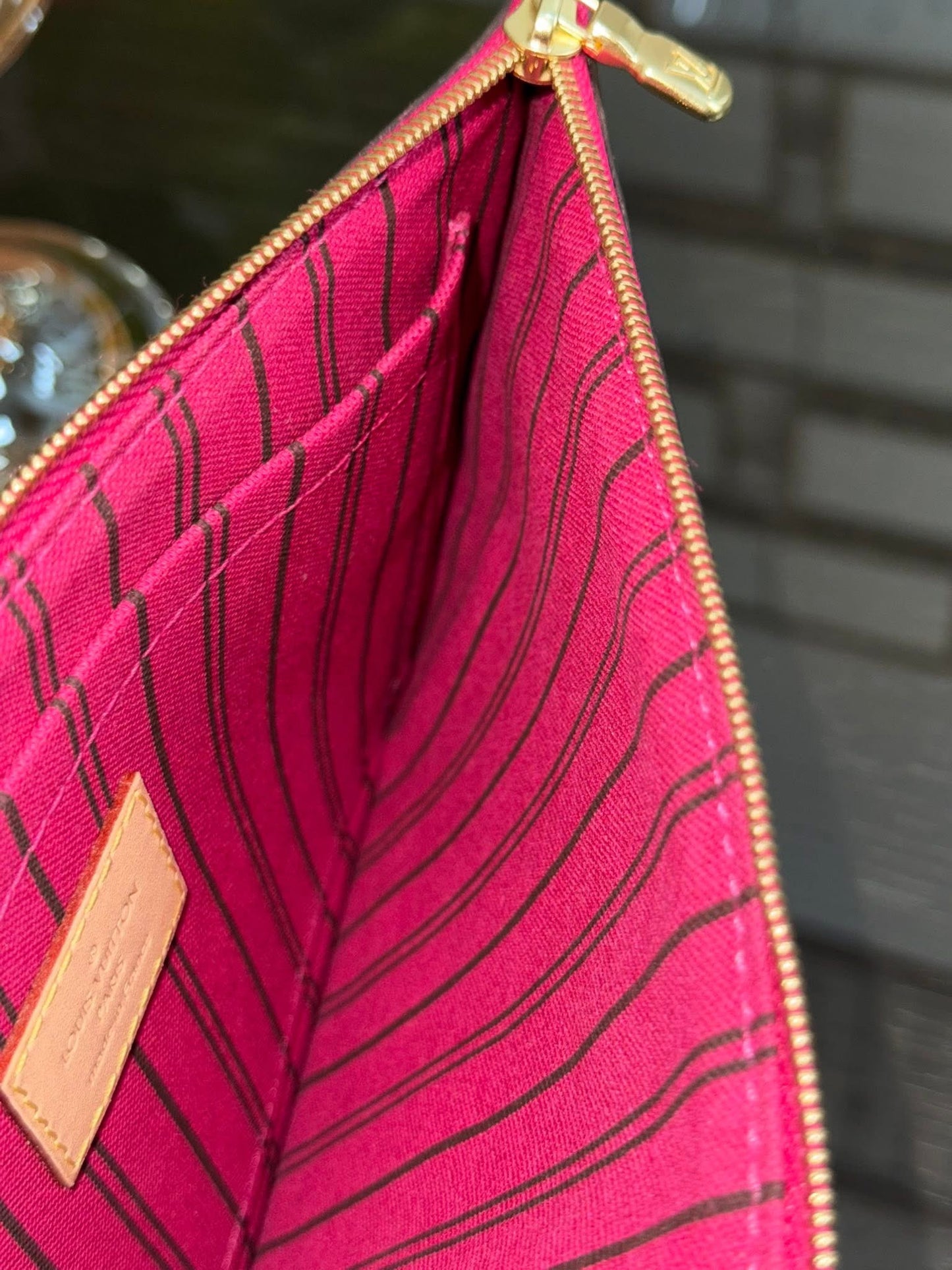 Neverfull MM/GM Pouch in Peony 🗓️ Year: 2016