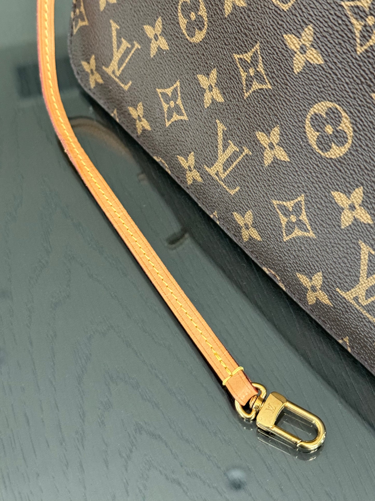 Neverfull MM Pouch in Peony interior -🗓️ Year:2019