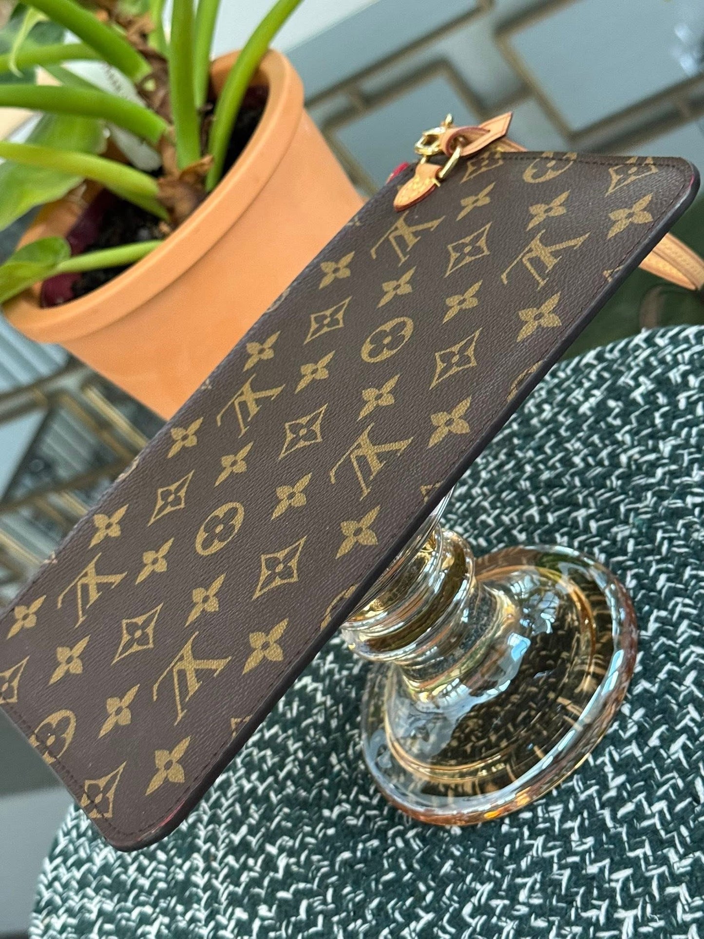 Neverfull MM/GM Pouch in Cerise interior -🗓️ Year: 2017