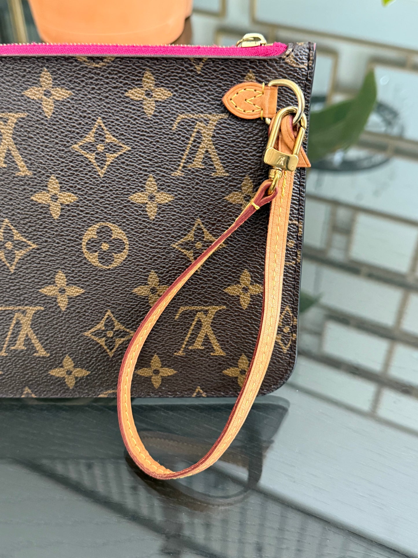 Neverfull MM Pouch in Peony interior -🗓️ Year:2019