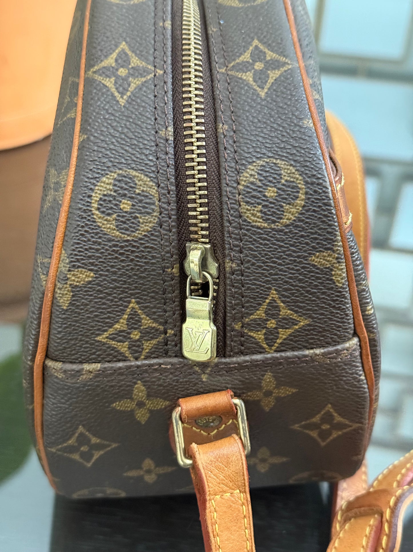 Blois Crossbody -🗓️ Year: 2002