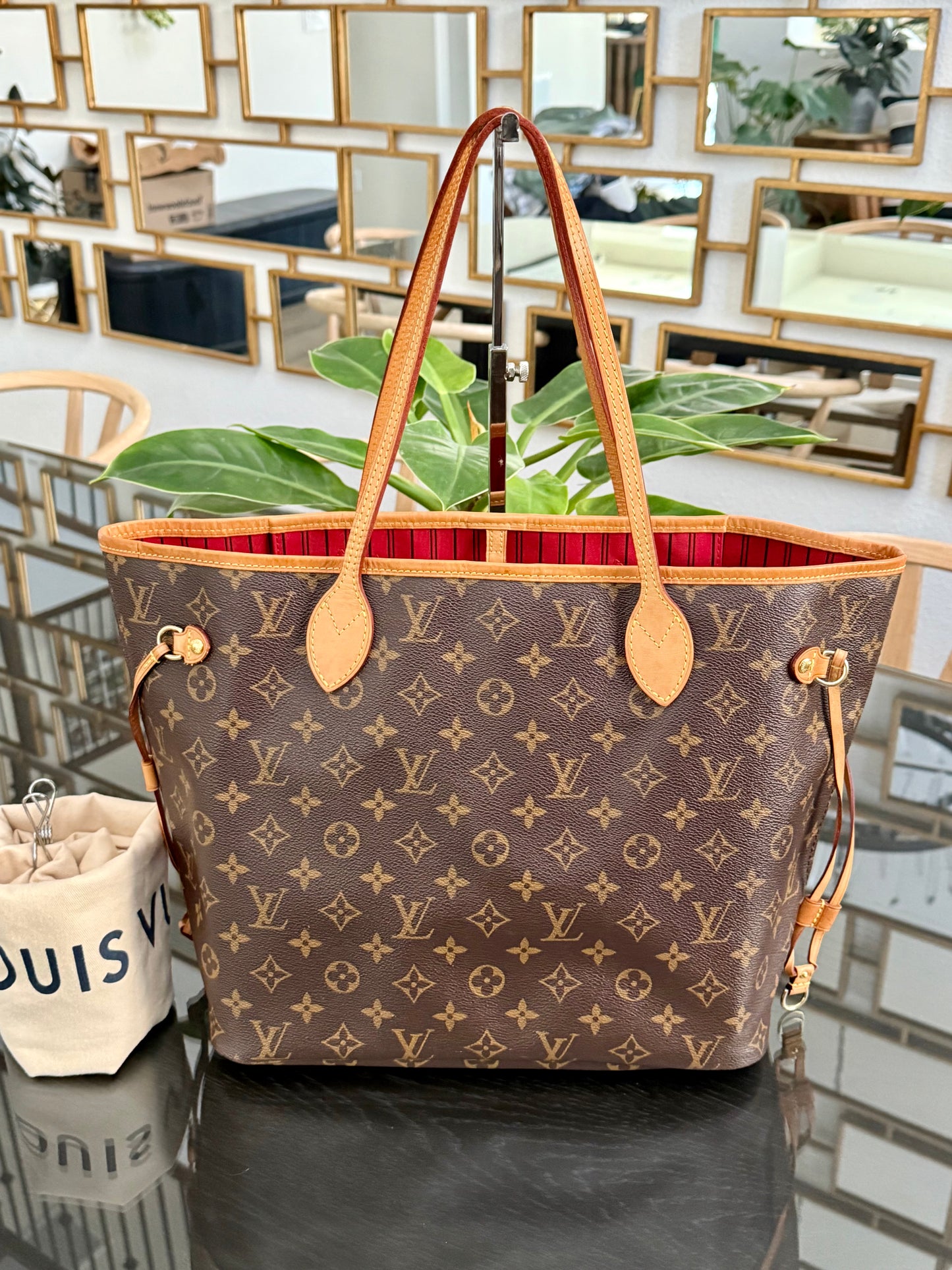 Neverfull MM in Cerise/ Red interior with Dustbag ๐
Year: 2018