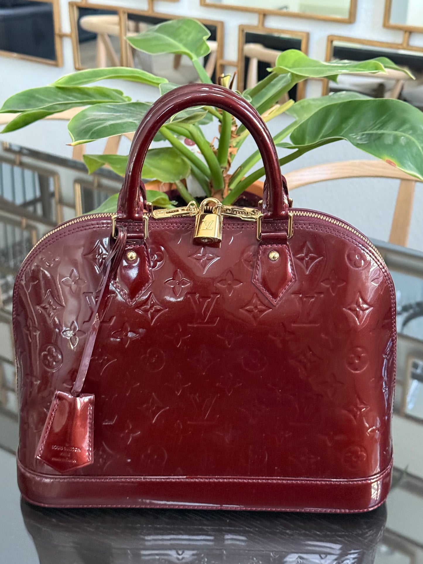 Vernis Alma PM Amarante with Lock π and key, clochette and Dustbag π