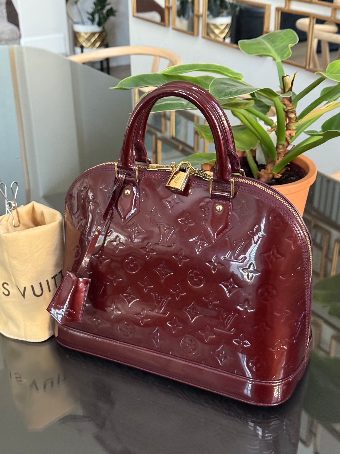 Vernis Alma PM Amarante with Lock π and key, clochette and Dustbag π
