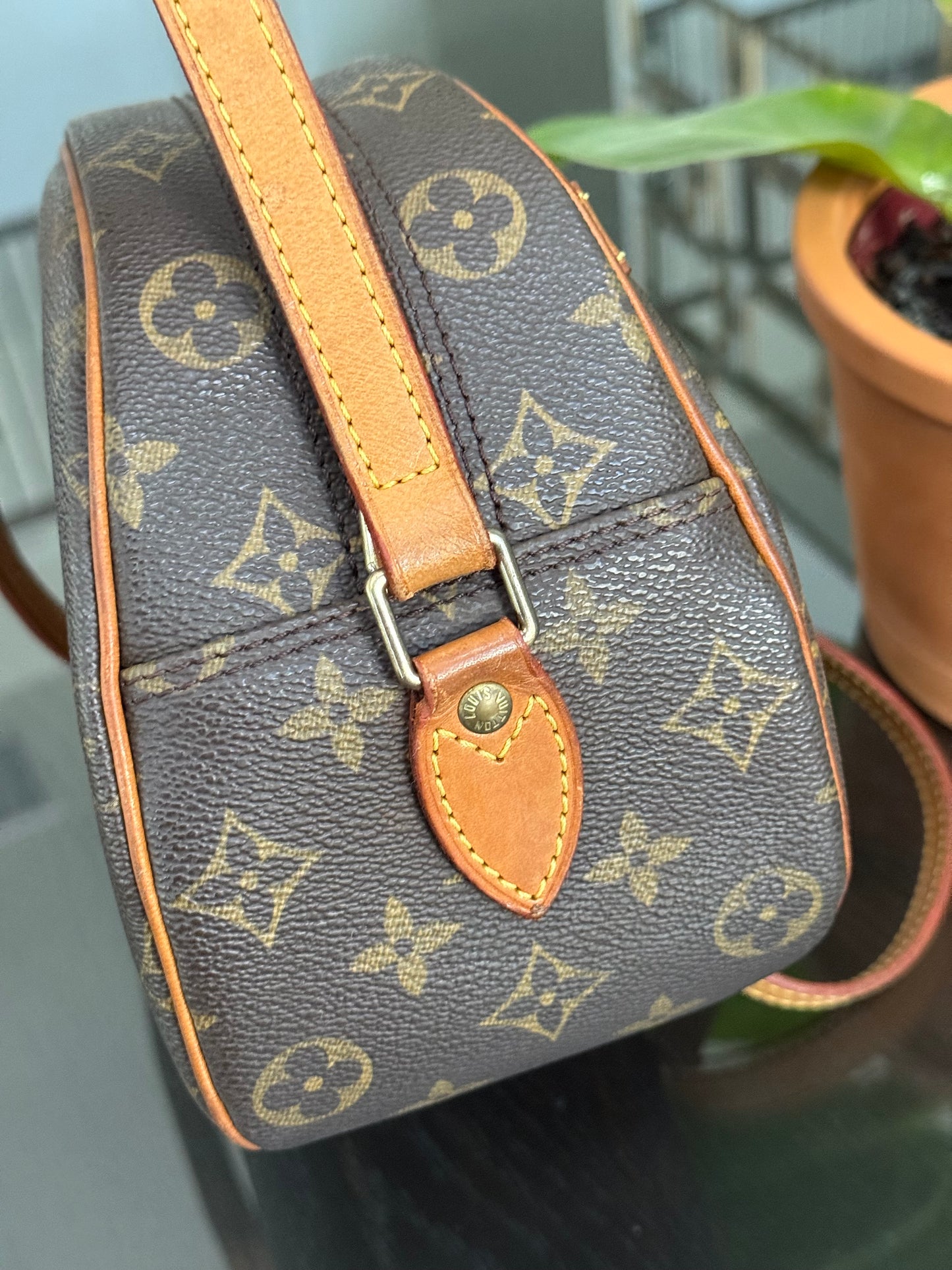 Blois Crossbody -🗓️ Year: 2002