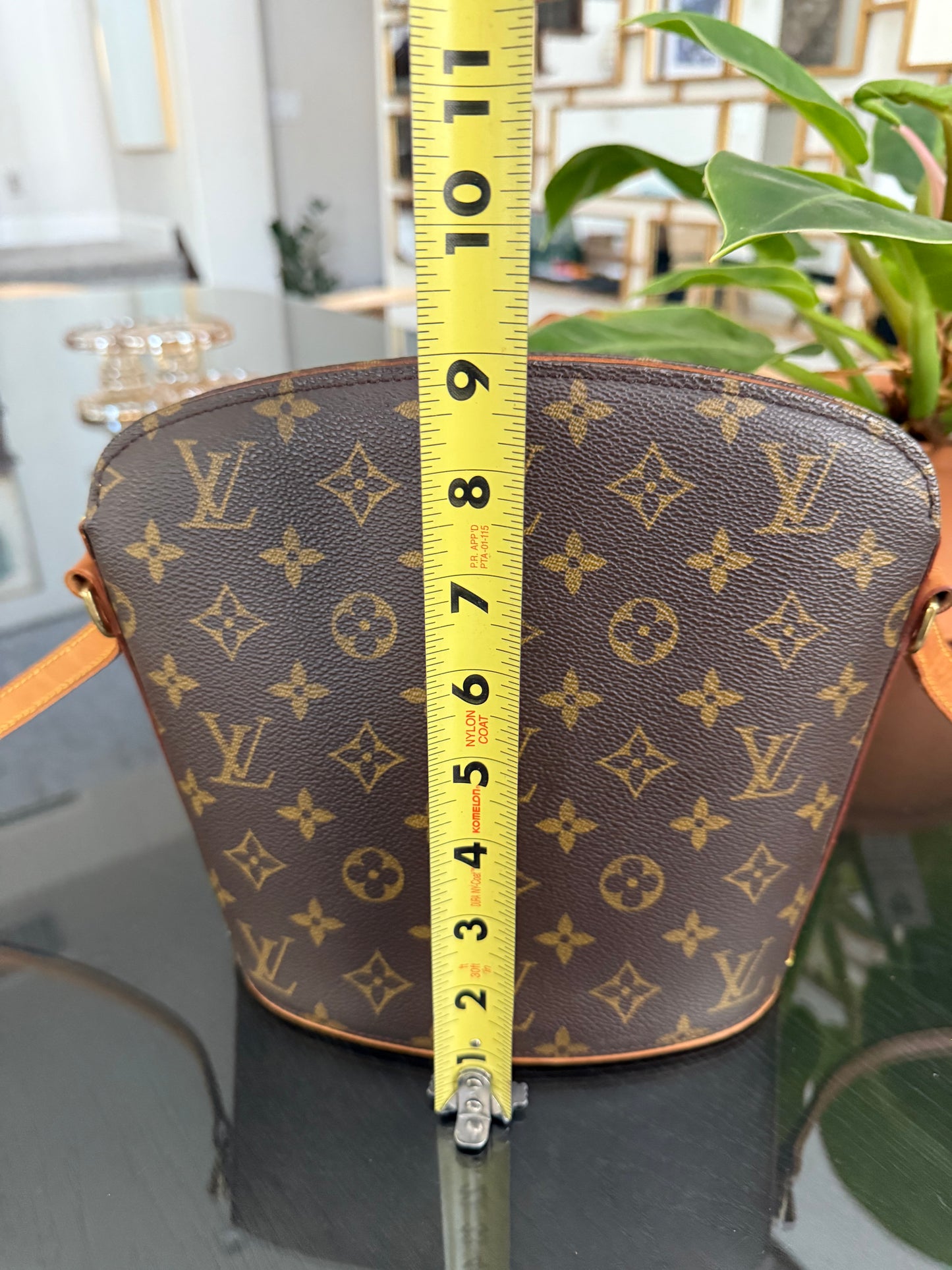Drouot Crossbody ๐
Year: 2000