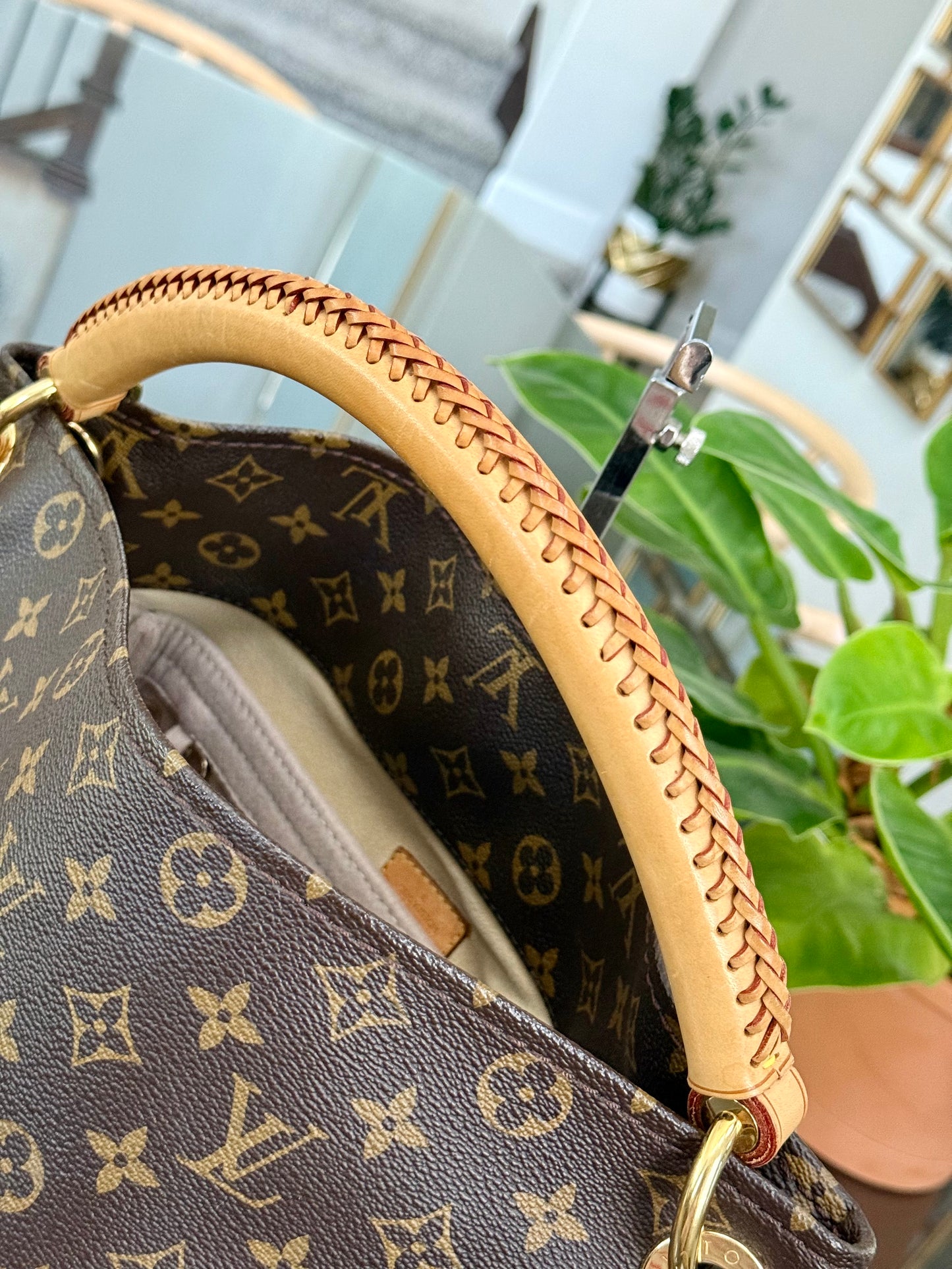 Artsy MM with Dustbag and Insert Organizer - ๐
Year: 2010