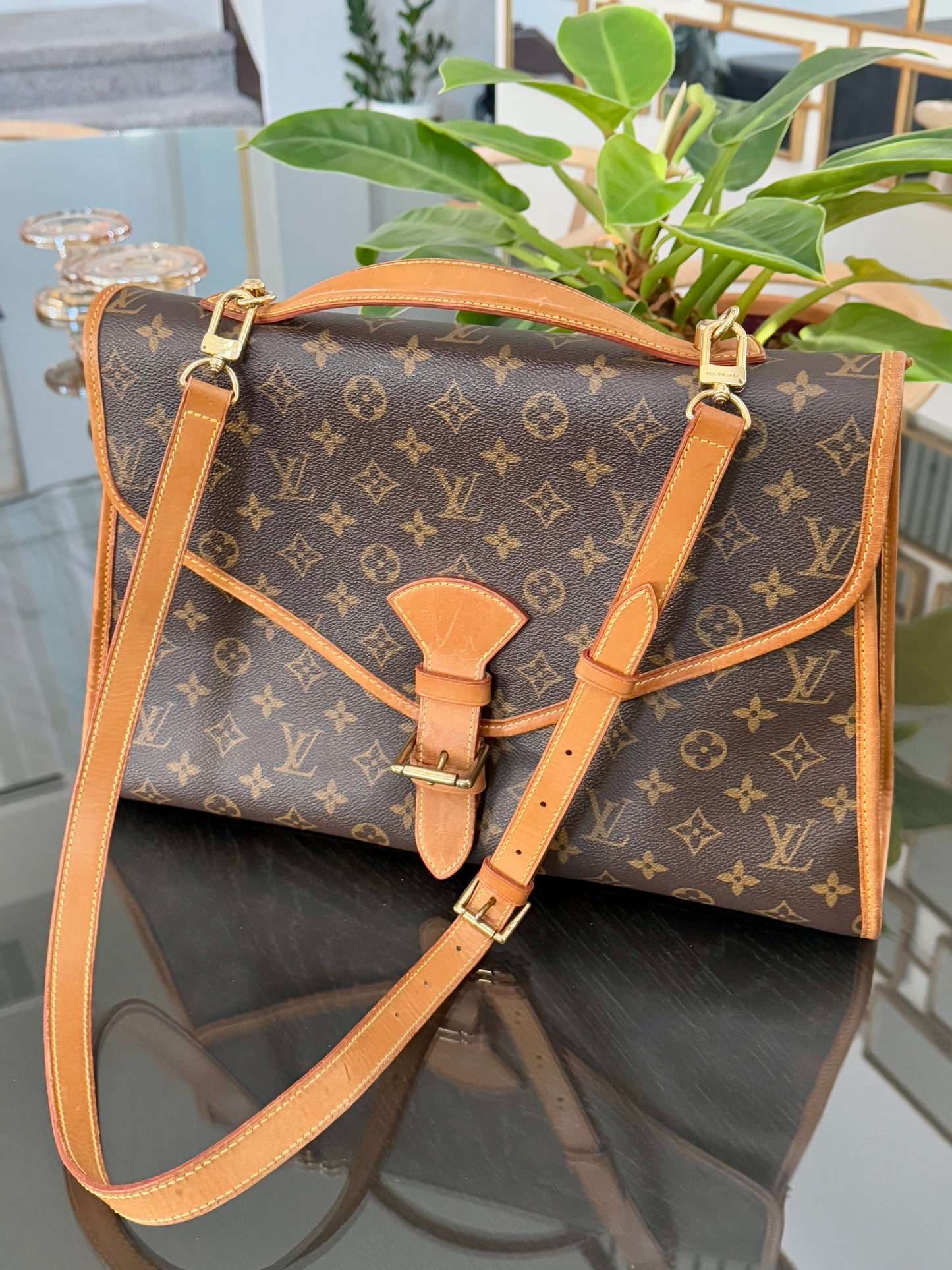 Beverly GM Satchel Crossbody - ๐
Year: 1996