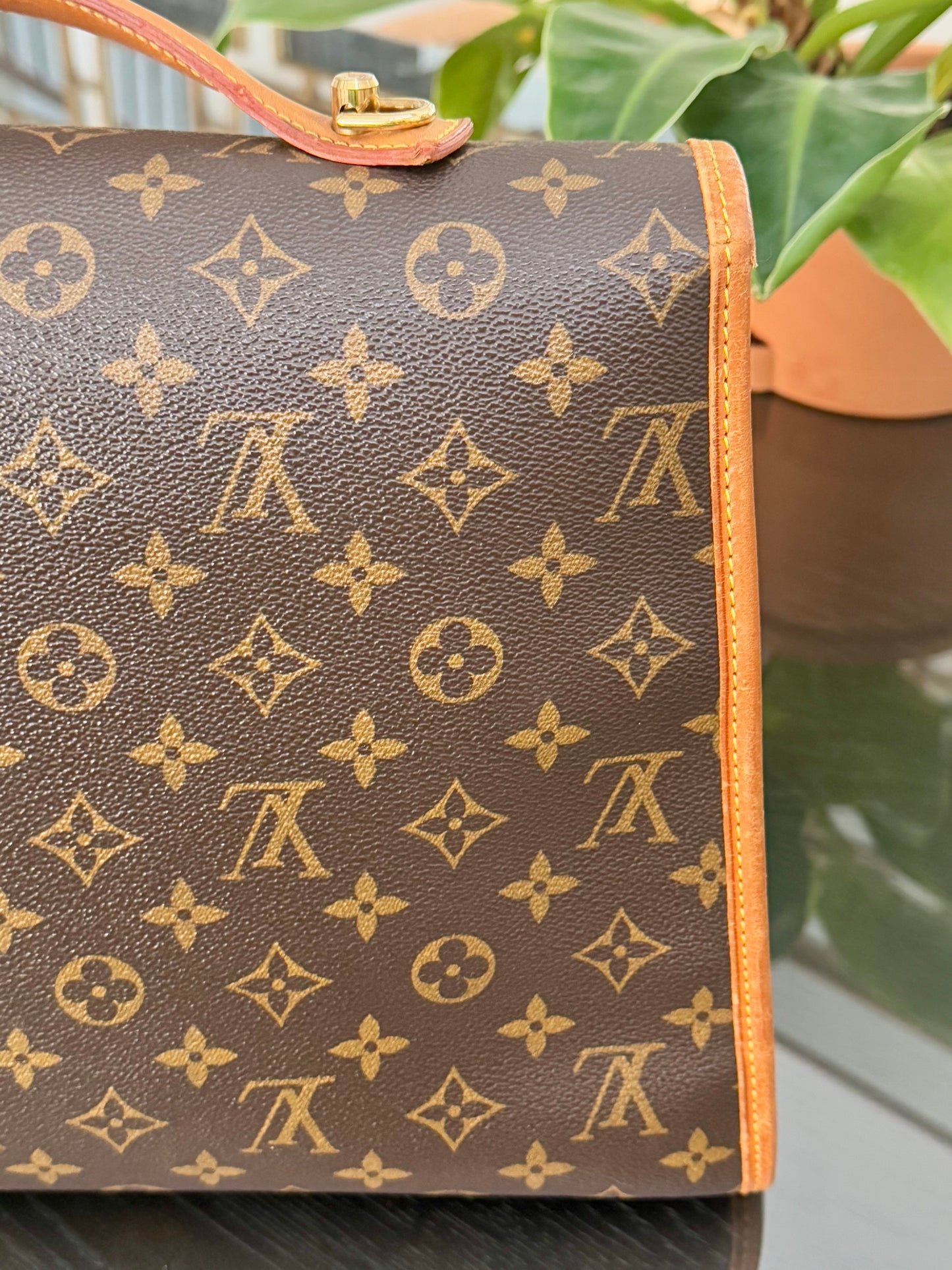 Beverly GM Satchel Crossbody - ๐
Year: 1996