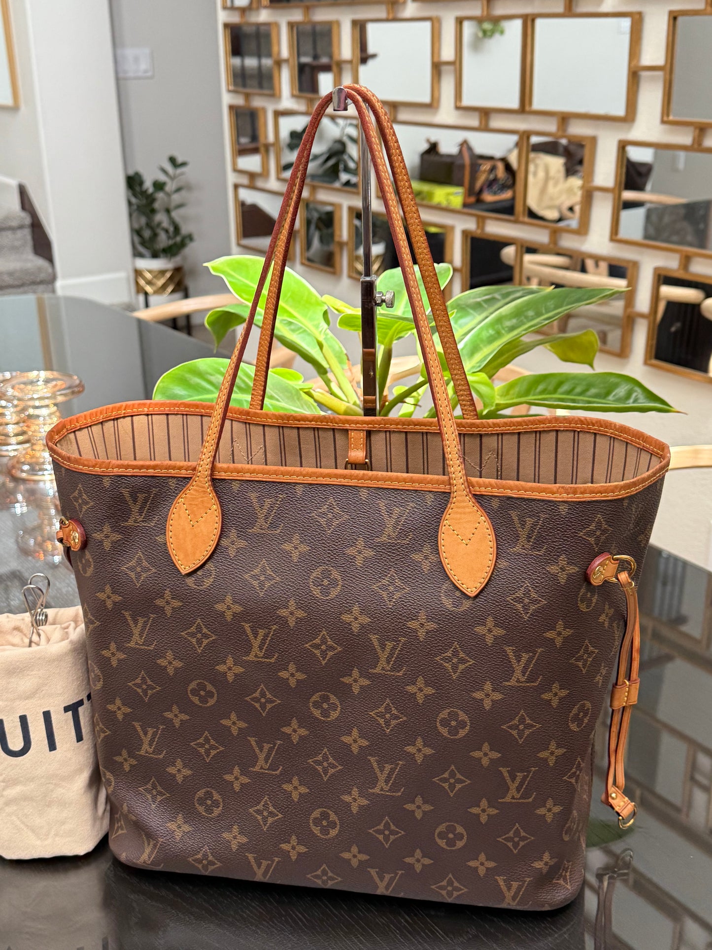 Neverfull MM with Dustbag ๐
Year: 2016