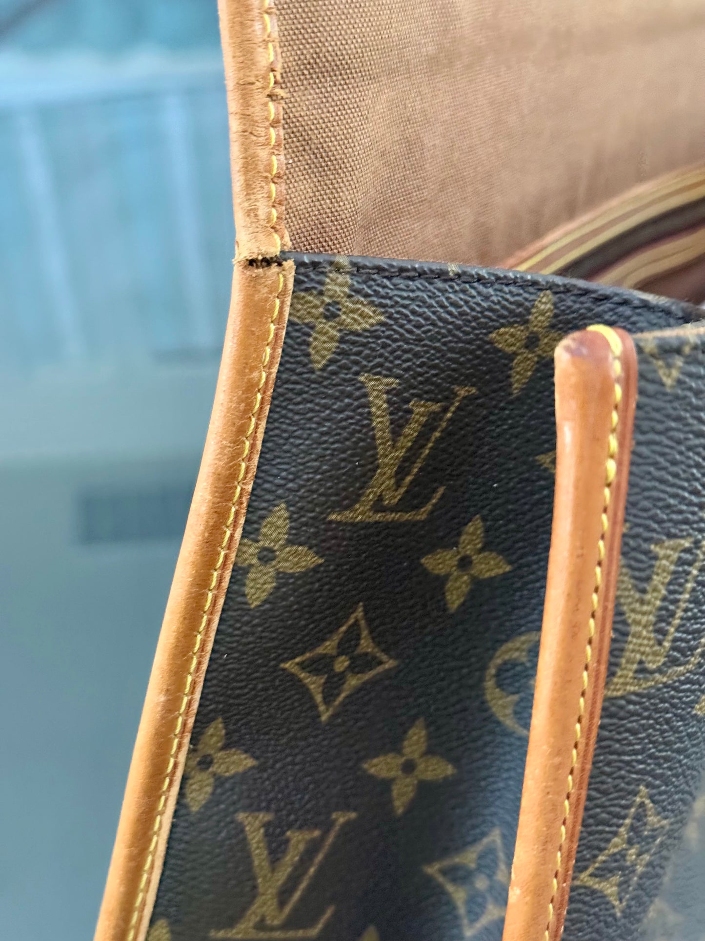 Beverly GM Satchel Crossbody - ๐
Year: 1996