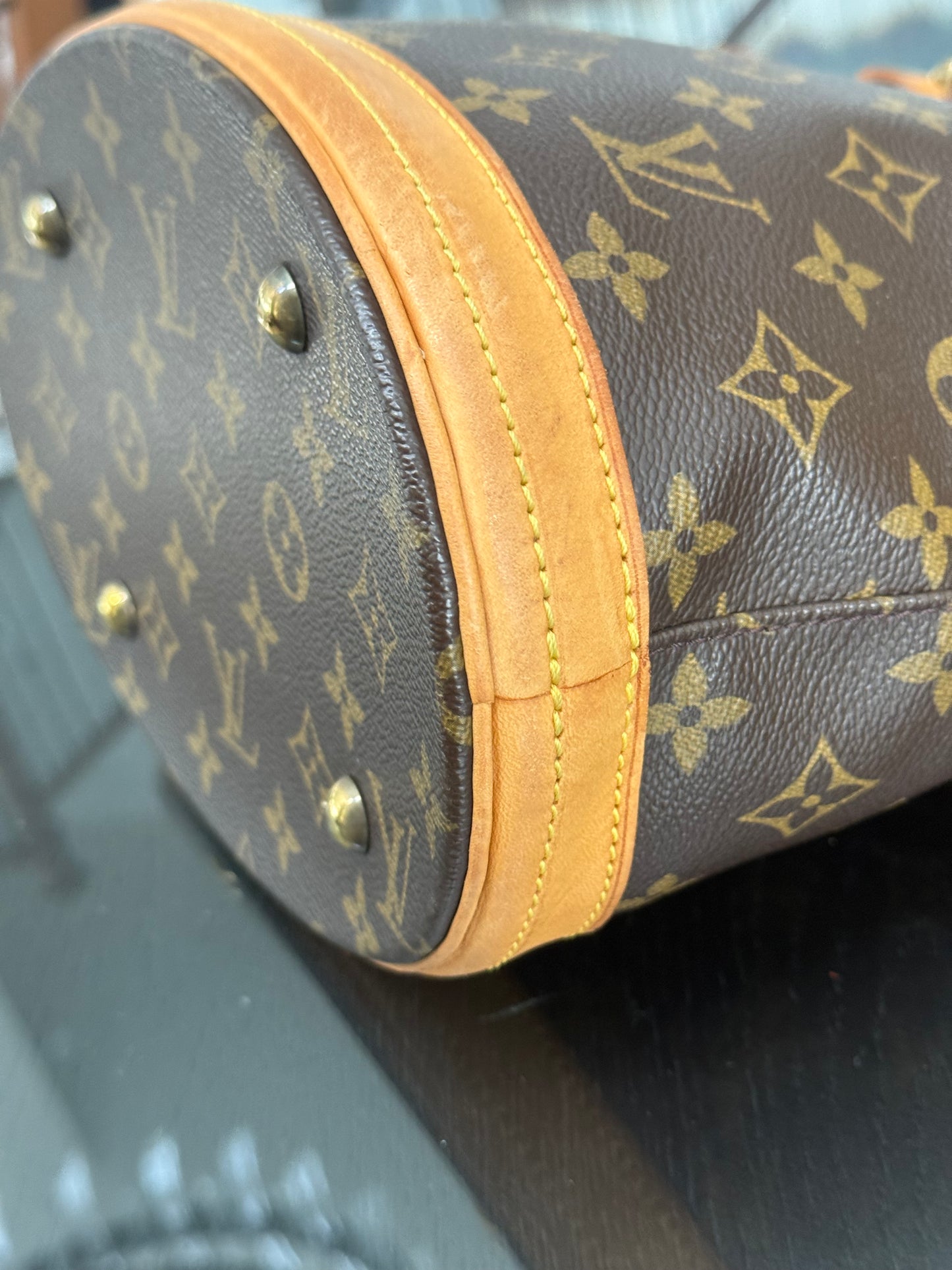 Petite Bucket in Monogram 🗓️ Year: 2003