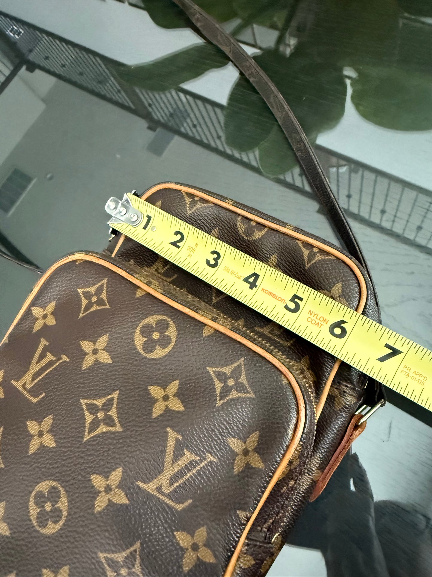 Amazon Crossbody Bag
๐๏ธ Year: 2000