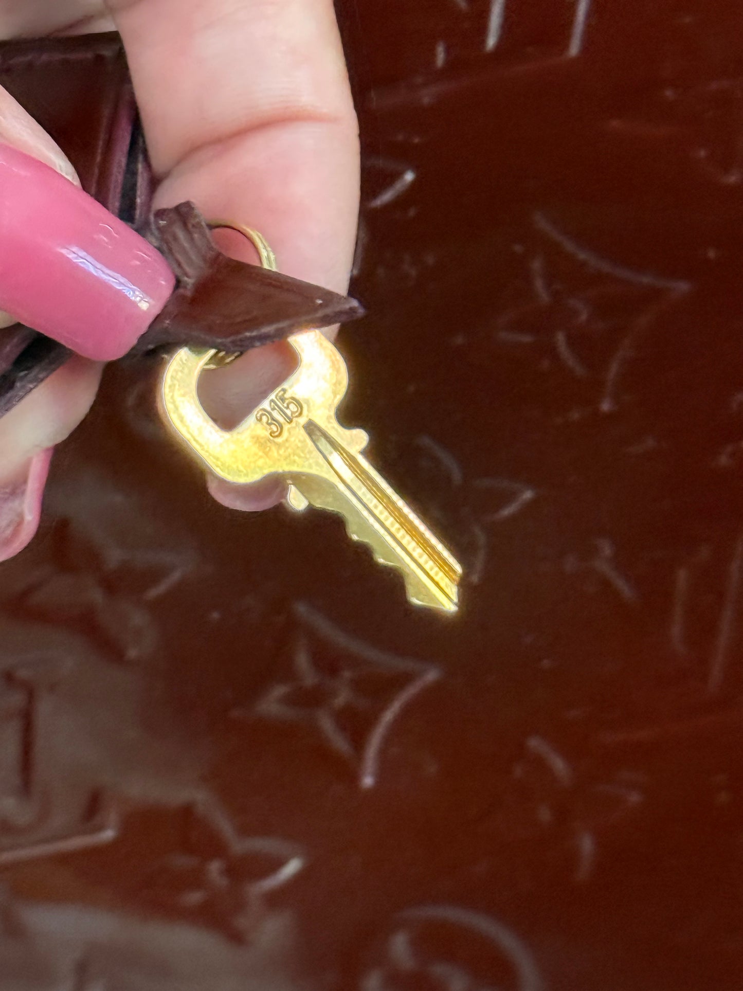 Vernis Alma PM Amarante with Lock π and key, clochette and Dustbag π