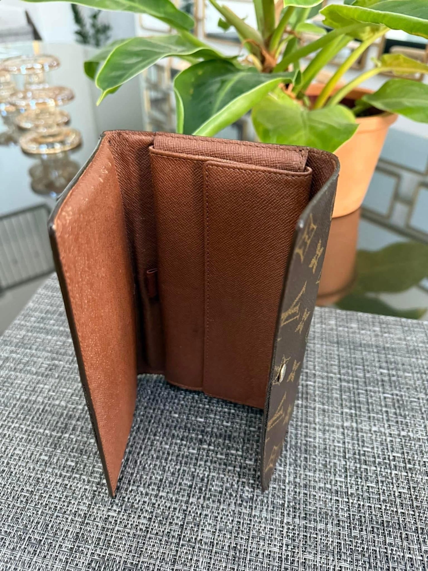 International Wallet with 8 Cardholders ๐๏ธ Year: 2008