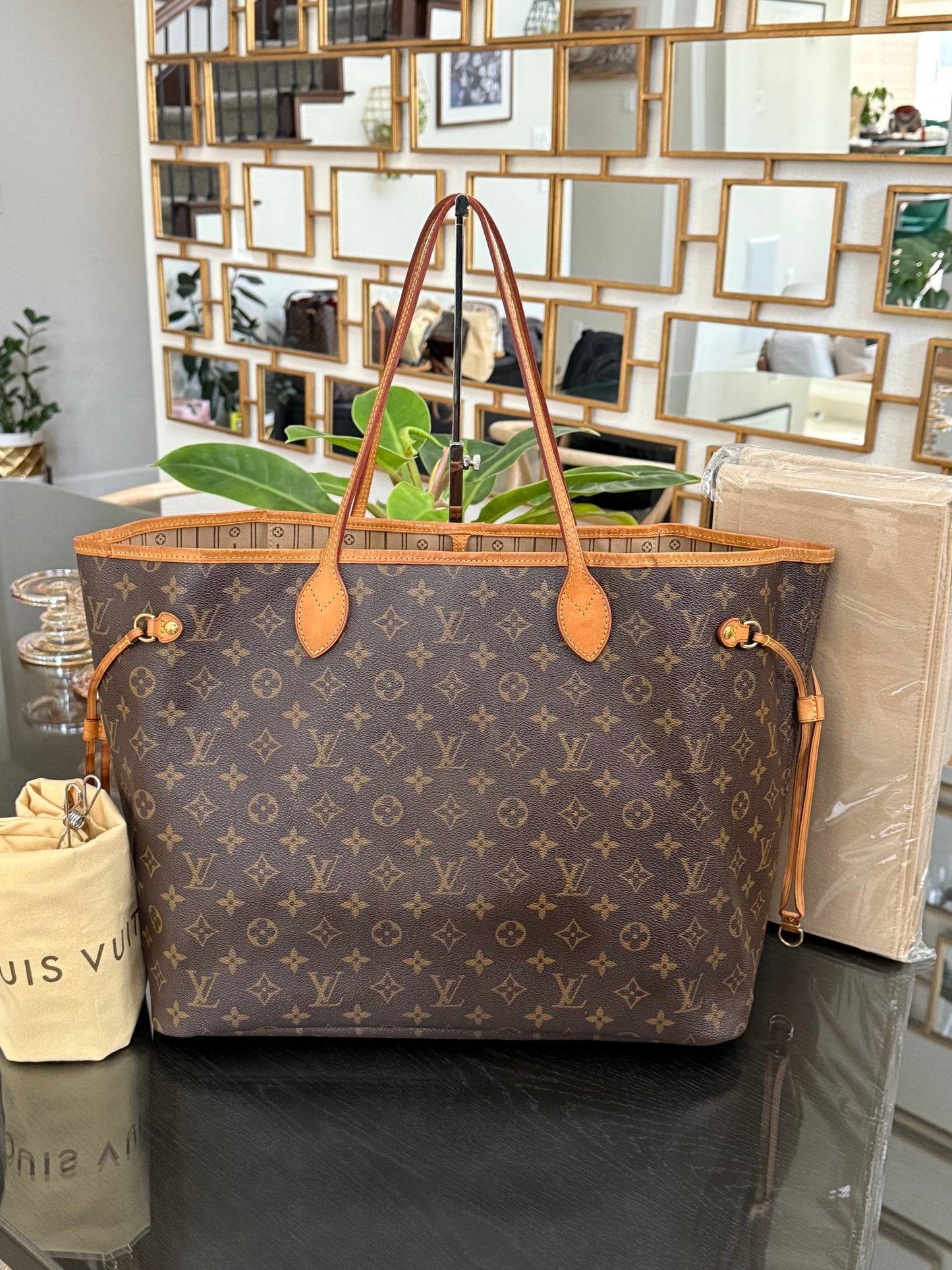 Neverfull GM with Dustbag and Insert Organizer ๐
Year: 2012