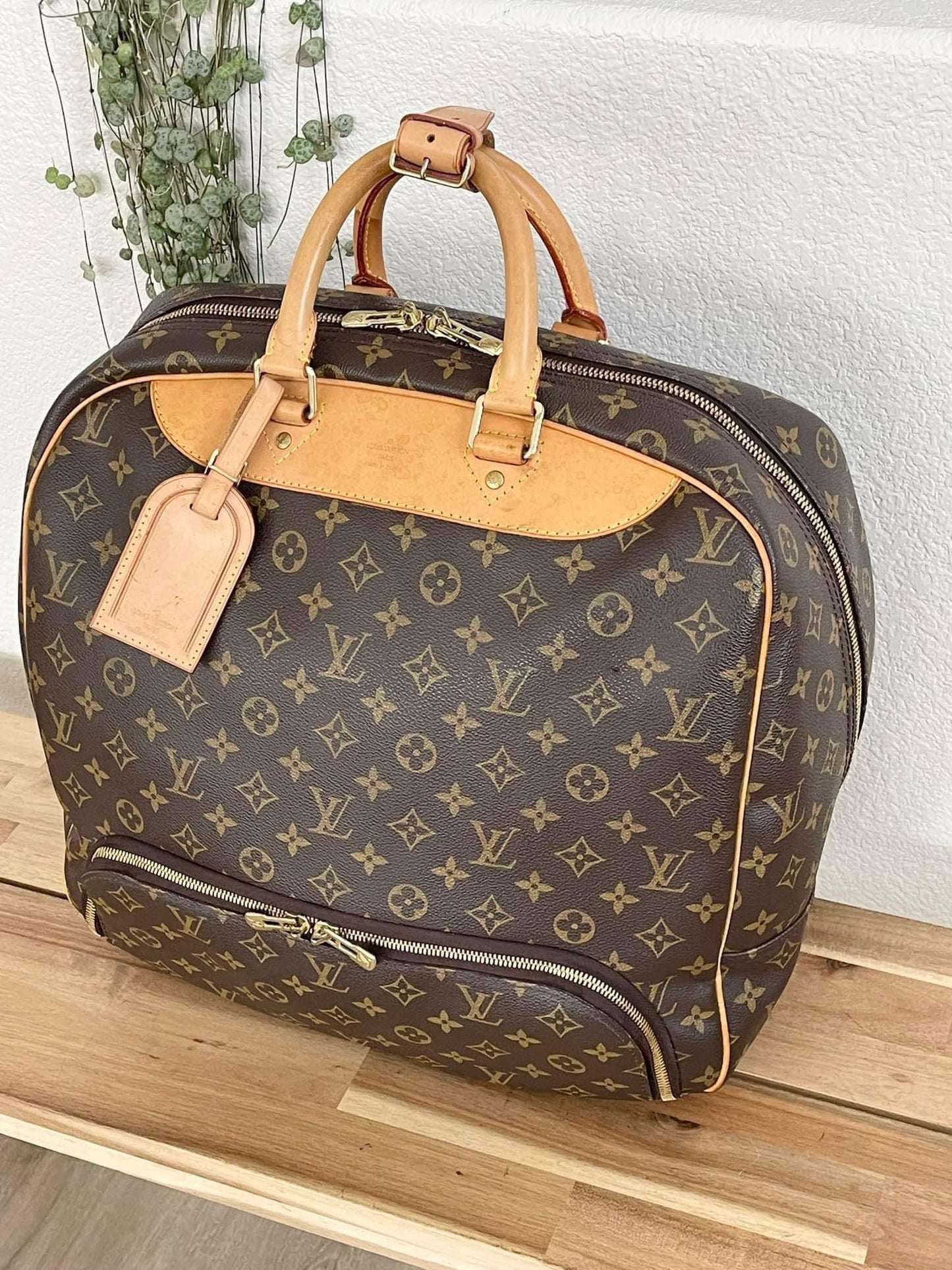 Evasion MM in Monogram - π
Year: 1999