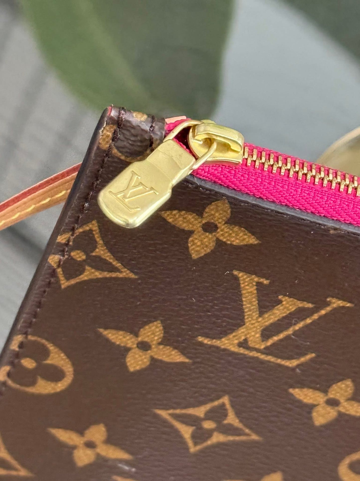 Neverfull MM/GM Pouch in Peony 🗓️ Year: 2016