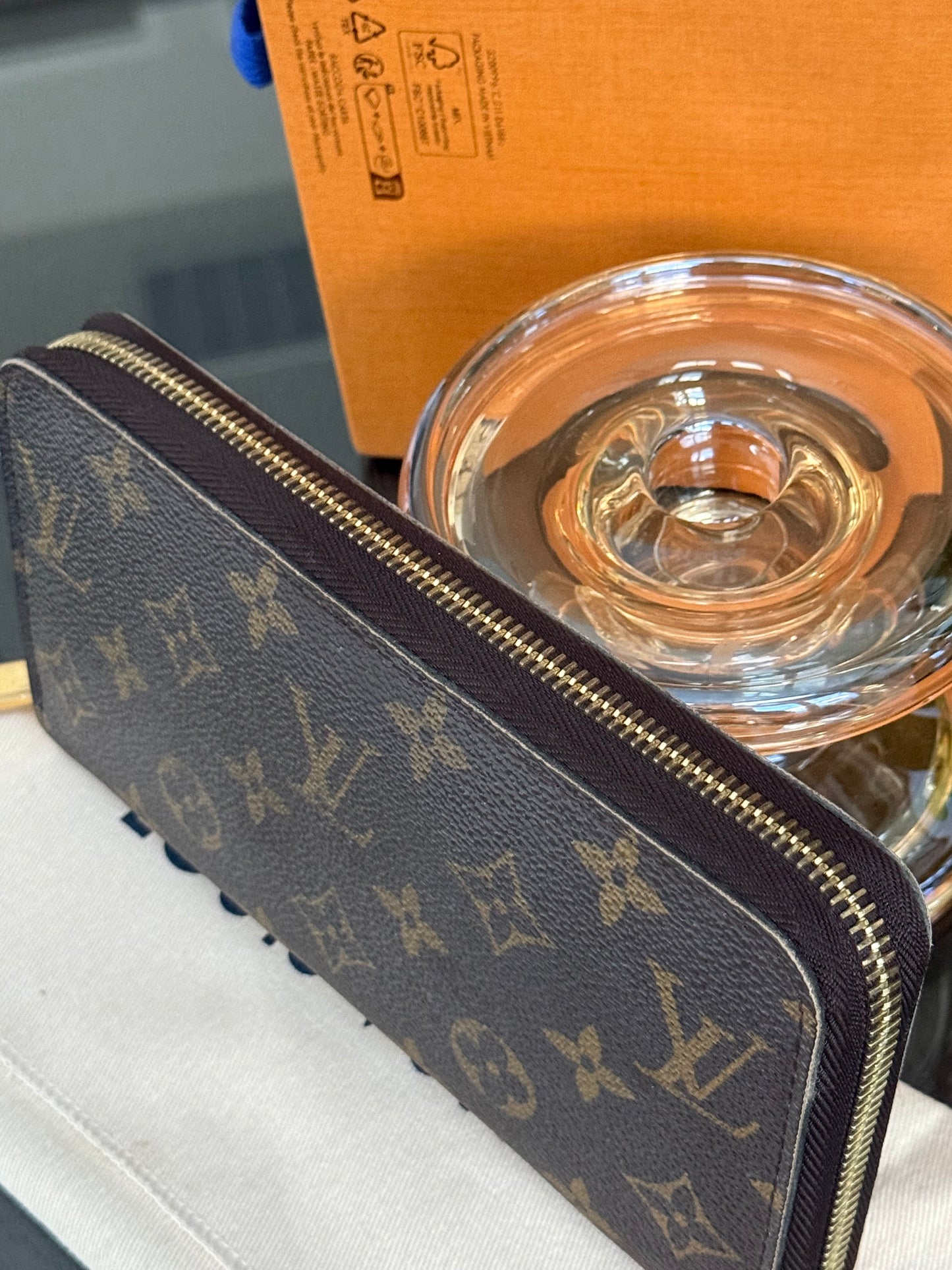 Zippy Long Wallet in Monogram with Dustbag and Box π
Year: 2009