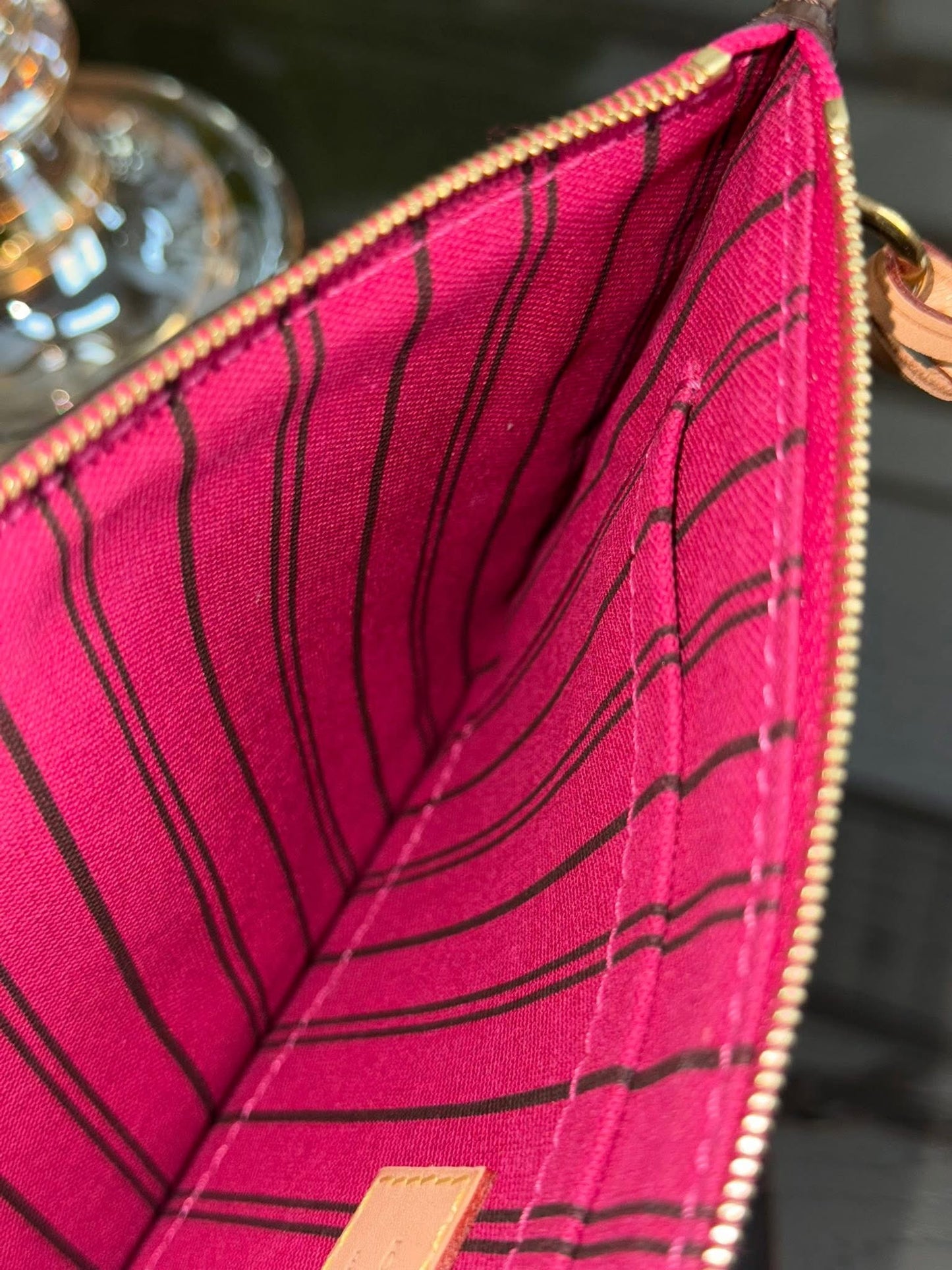 Neverfull MM/GM Pouch in Peony 🗓️ Year: 2016