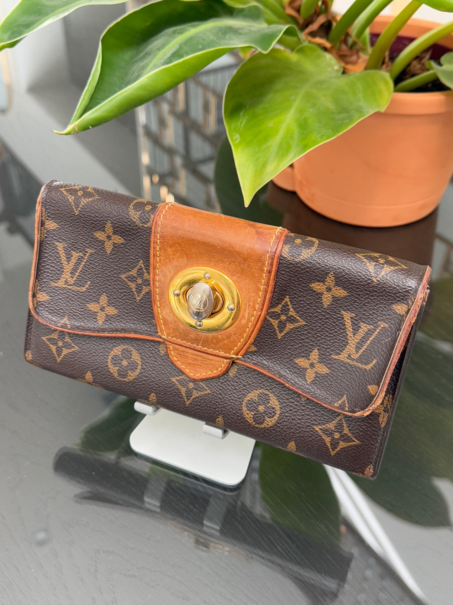 Boetie Wallet w/ 16 Cardholders - ๐
Year: 2011