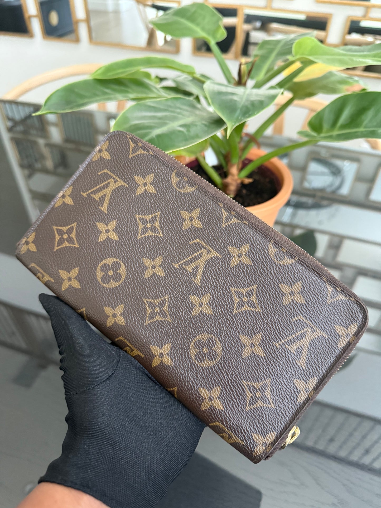 Monogram Zippy Wallet Organizer with box and Paper bag 🗓️ Year: 2017
