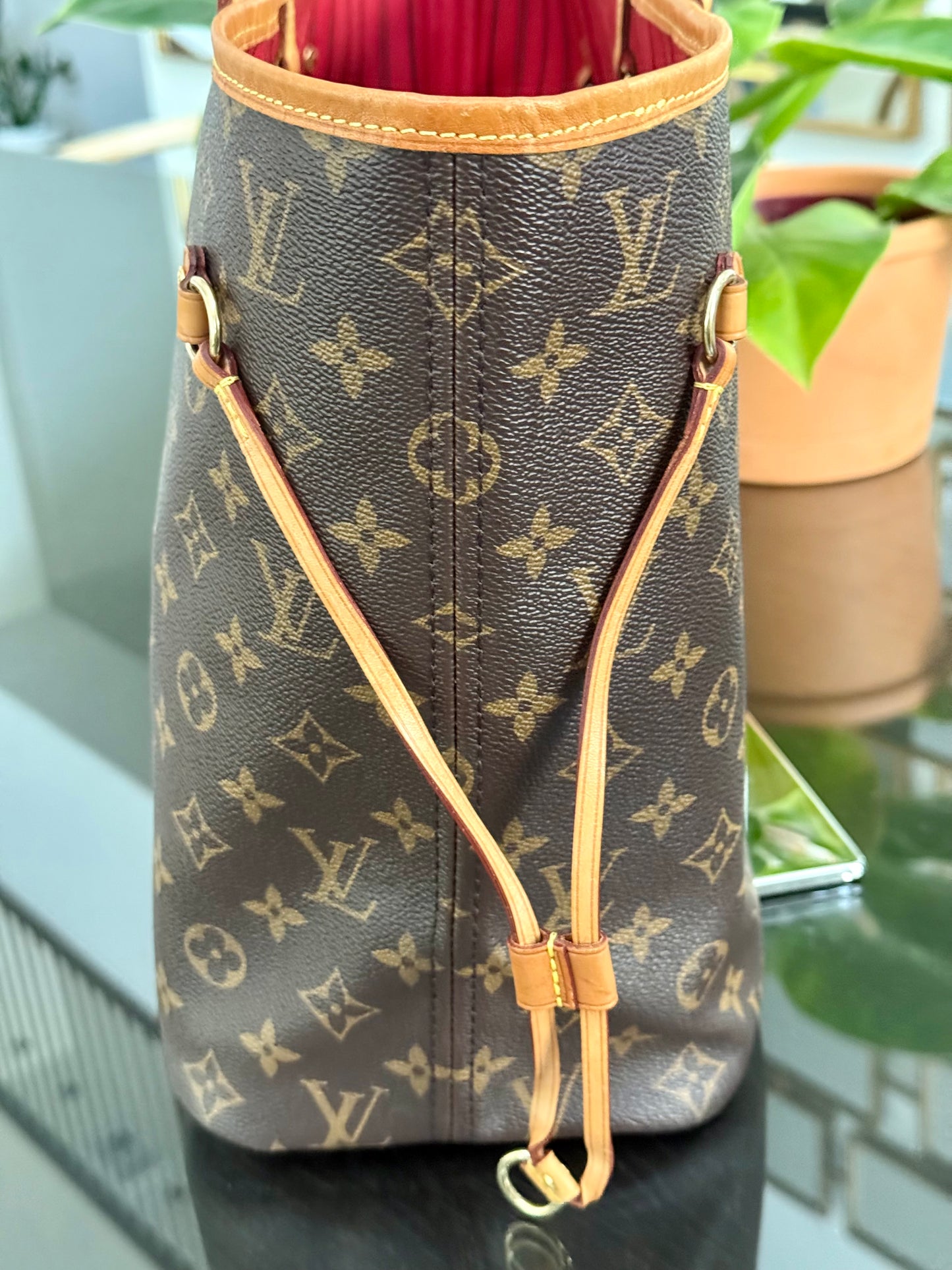 Neverfull MM in Cerise/ Red interior with Dustbag ๐
Year: 2018