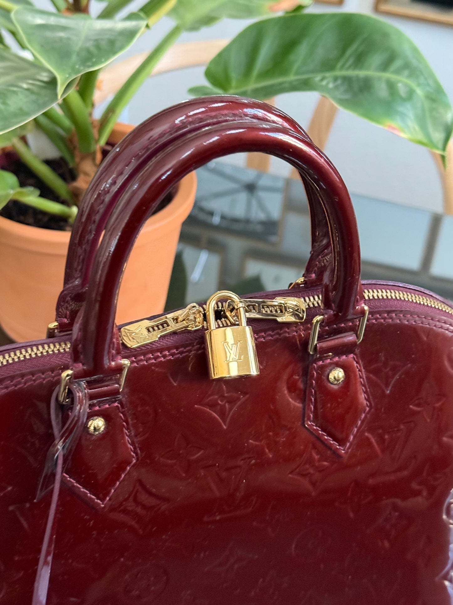 Vernis Alma PM Amarante with Lock π and key, clochette and Dustbag π