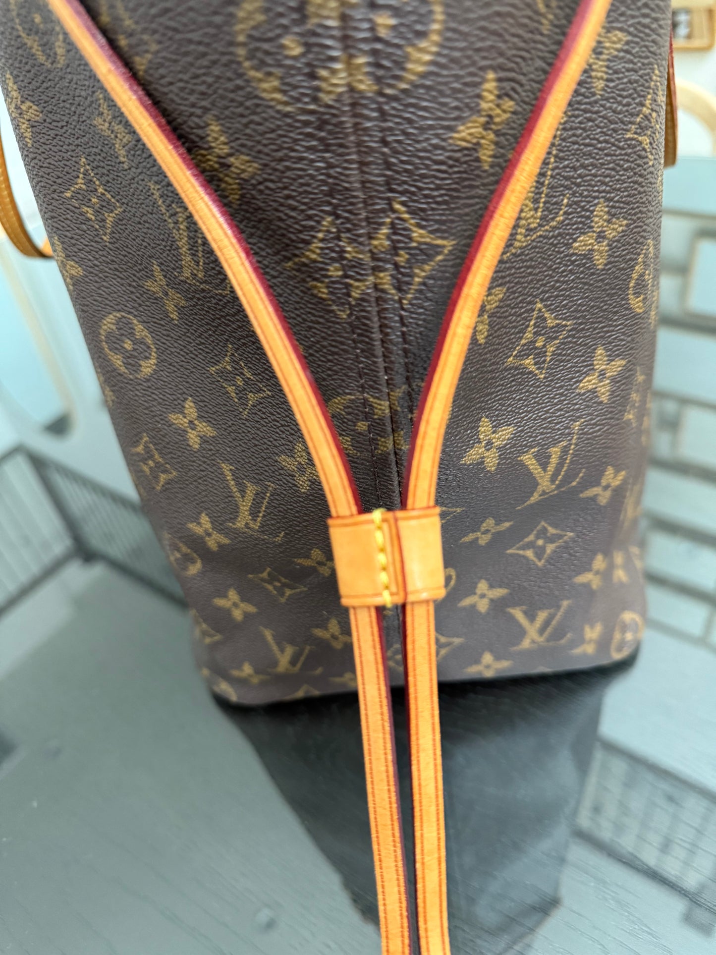 Neverfull GM with Dustbag and Insert Organizer ๐
Year: 2009