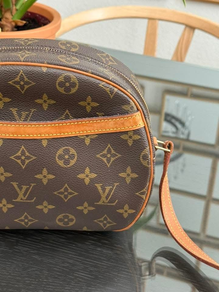 Blois Crossbody -๐๏ธ Year: 1997