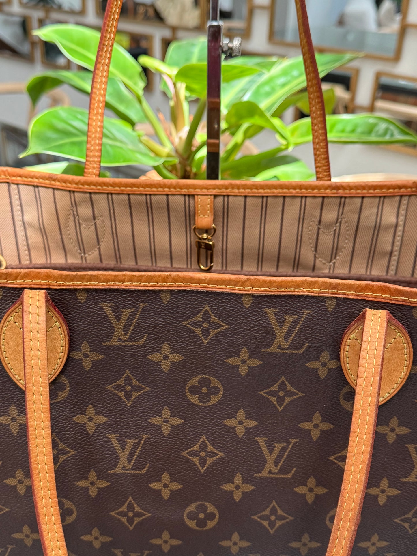 Neverfull MM with Dustbag ๐
Year: 2016