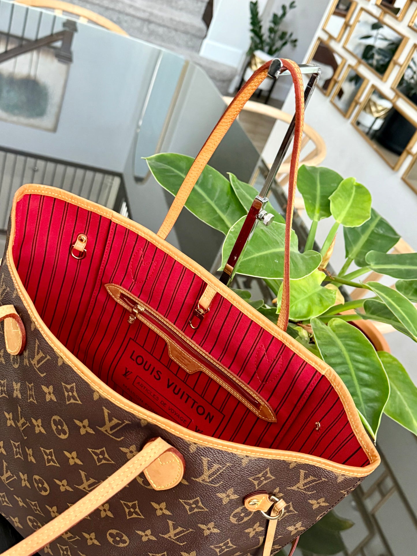 Neverfull MM in Cerise/ Red interior with Dustbag ๐
Year: 2018