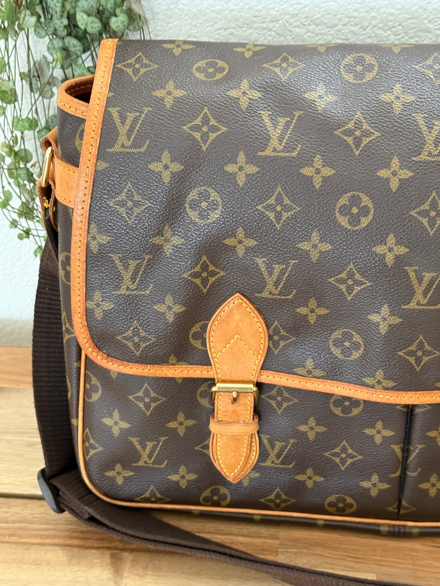 Gibeciere GM Crossbody - π
Year: 1997
