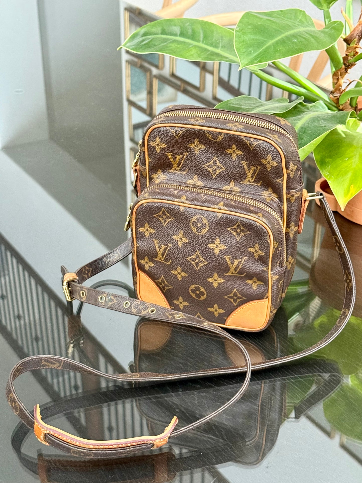 Amazon Crossbody Bag
๐๏ธ Year: 2000