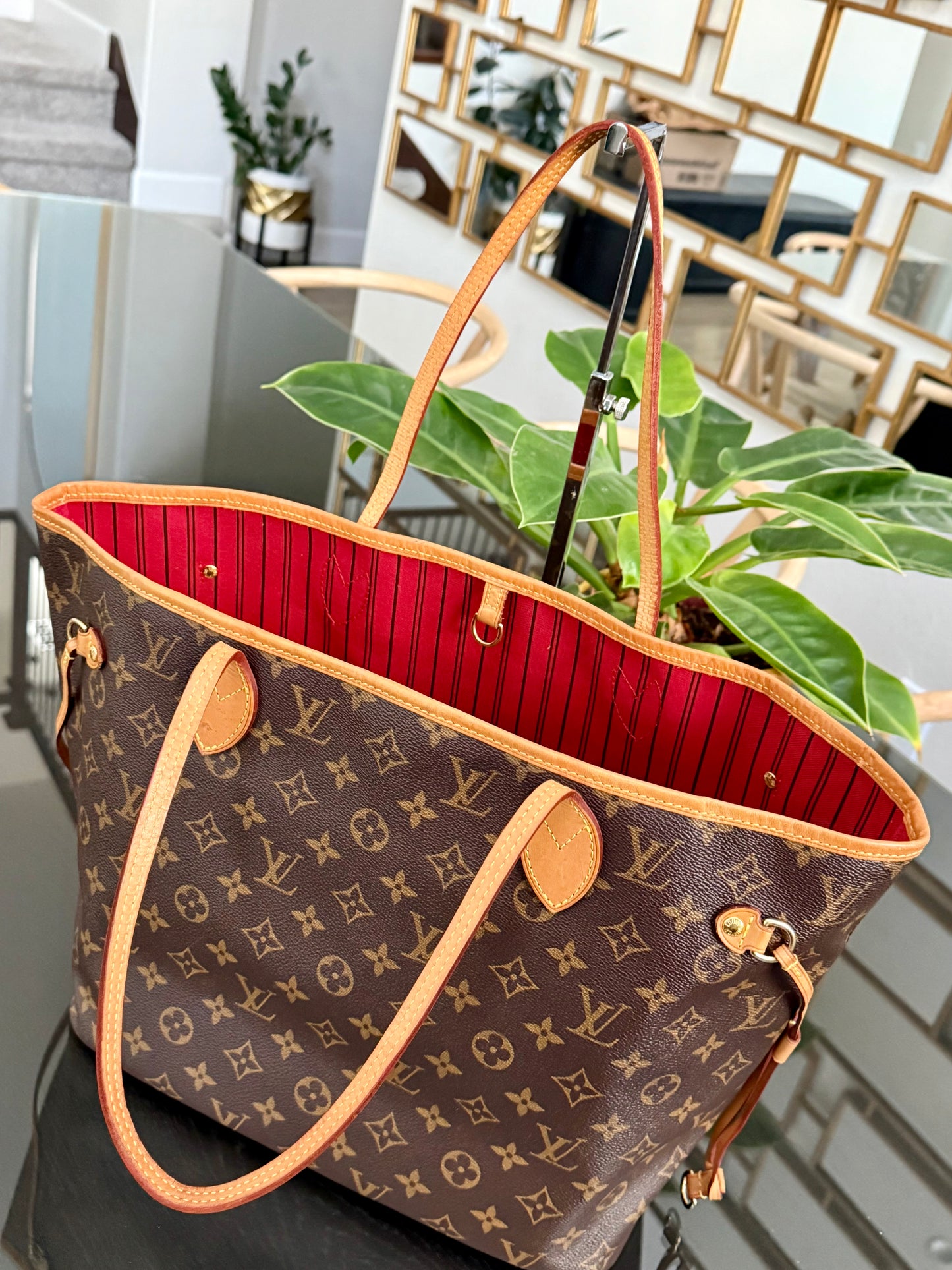 Neverfull MM in Cerise/ Red interior with Dustbag ๐
Year: 2018