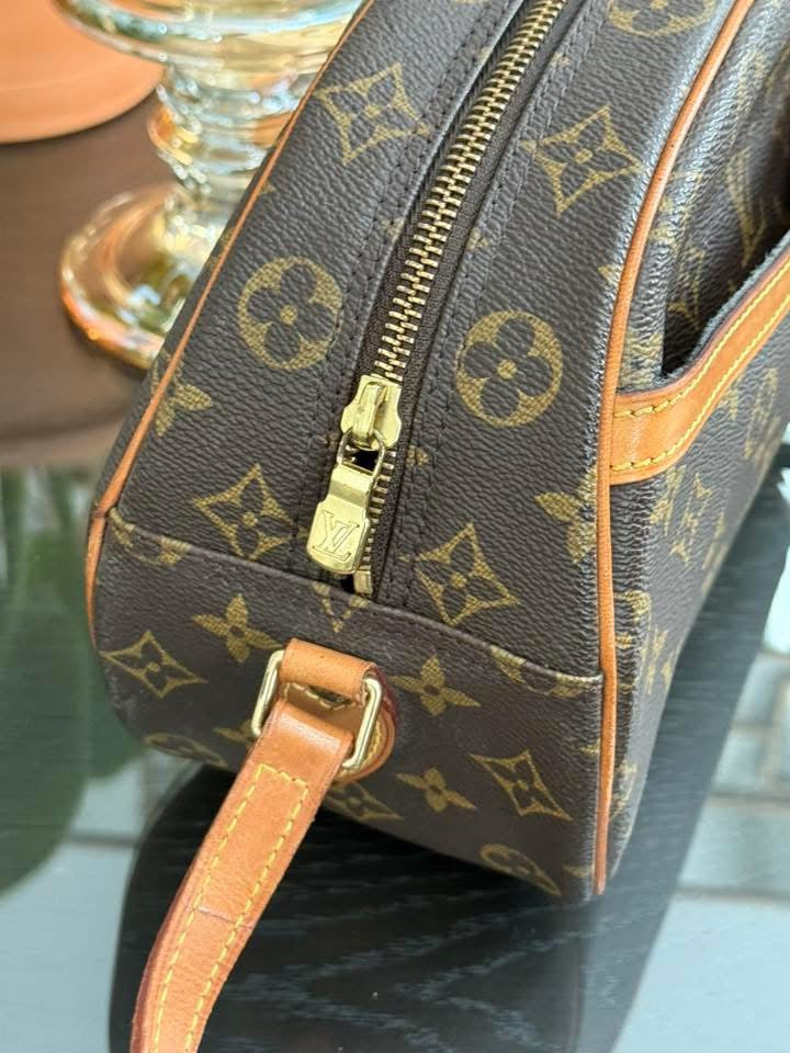 Blois Crossbody -๐๏ธ Year: 1997
