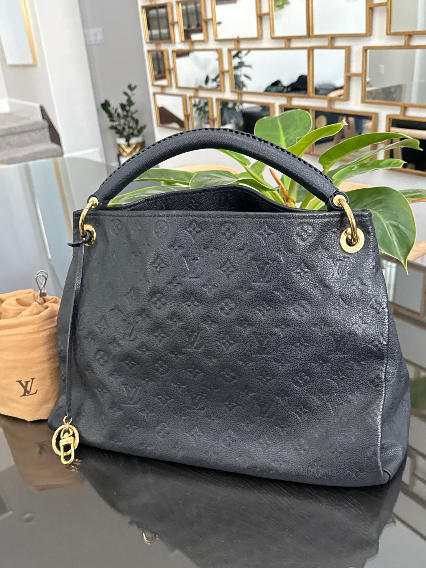 Artsy MM Empriente in Black with Dustbag and Insert Organizer - ๐
Year: 2015
